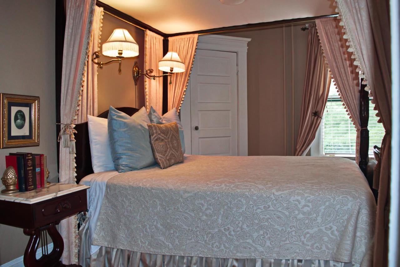 The Lion And The Rose Bed And Breakfast แอชวิลล์ ภายนอก รูปภาพ